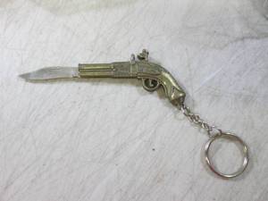 lot 92 image: (H-1) 24 Novelty Gun Keychain Knive...