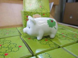 lot 101 image: (RM2) Lot of 396 Small Ceramic Pigs...
