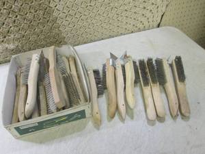 lot 109 image: (RM1) 19 Steel Wire Brushes Wood Ha...