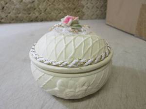 lot 166 image: (F-1) Lot 0f 33 Trinket Boxes Ceram...
