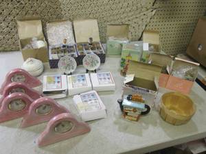 lot 182 image: (F-3) Lot of Assorted Nick Nacks...