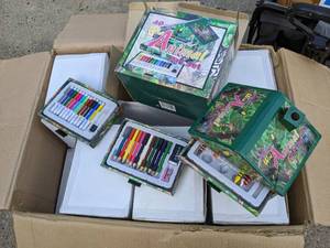 lot 6 image: Box of Wild Animal Art Sets (40 pc...