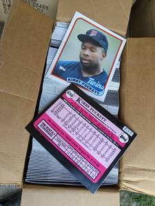 lot 21 image: 1989 Topps Kirby Puckett Folders wi...