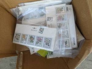 lot 46 image: Box of 1998 Ensemble Hallmark Unite...