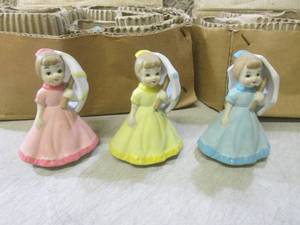 lot 232 image: (RM3) 20 Girl with Umbrella Figures...