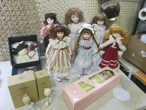 lot 249 image: (RM1) Assorted Porcelain Dolls with...