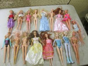lot 266 image: (F-0) 17 Assorted Dolls...