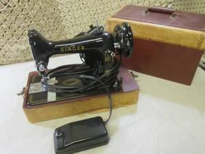 lot 296 image: (F-3) Vintage Singer 99 Sewing Mach...