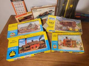 lot 100 image: AHM Railroad Model Kits with Track Accessories