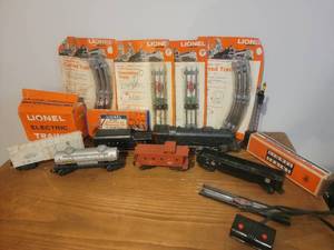 lot 101 image: Lionel Train Cars and Tracks