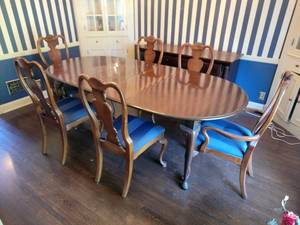 lot 12 image: Mahogany Dining Table with 6 Chairs