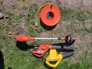 lot 131 image: Black & Decker Electric Lawn Tool Kit