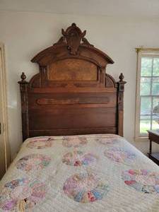 lot 3 image: Majestic Victorian Bedframe