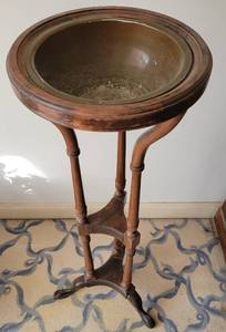 lot 95 image: Antique Pedestal Holy Water Font