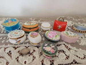 lot 117 image: Collection of Porcelain Trinket Boxes