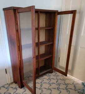lot 22 image: Glass Front 4 Shelf Book Case