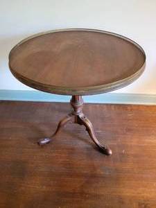 lot 125 image: Duncan Phyfe Style Parlor Table