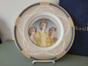 lot 9 image: Royal Doulton Dianna Princess of Wales Collector Plate