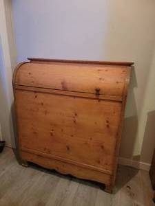 lot 20 image: Vintage Farmhouse Grain Bin