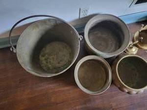 lot 129 image: Brass Cauldron Pot Grouping
