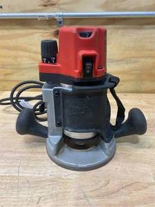 lot 11 image: MILWAUKEE 2-14 Max HP EVS BodyGrip Router