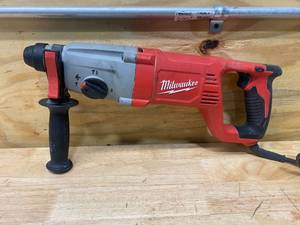lot 30 image: MILWAUKEE 8 Amp Corded 1 in. SDS D-Handle Rotary Hammer