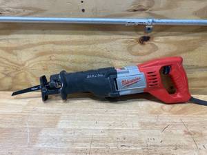 lot 31 image: MILWAUKEE 12 Amp 1-18 in. Stroke SAWZALL Reciprocating Saw