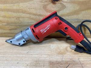 lot 36 image: MILWAUKEE 6.8 Amp 18-Gauge Shear
