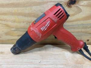 lot 38 image: MILWAUKEE 11.6-Amp 120-Volt Dual Temperature Heat Gun