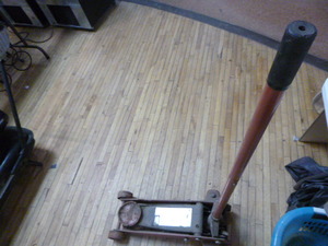 lot 83 image: Tool Shop Floor Jack