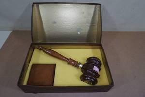 lot 92 image: Vintage Ezra Brooks Bourbon Whiskey Judges Gavel Decanter