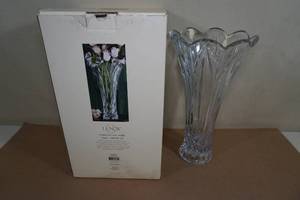 lot 117 image: Lenox Cut Lead Crystal Fascination Vase