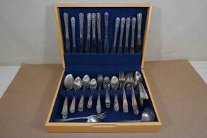 lot 186 image: Assorted Silverplate Flatware in Wood Case - Wm Rogers and Son