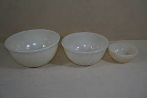 lot 198 image: Vintage Fire-King Ovenware Bowls - White