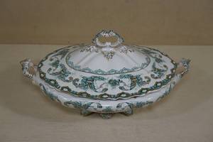 lot 202 image: Upper Hanley Dorothy Semi Porcelain Lidded Casserole or Veggie Dish