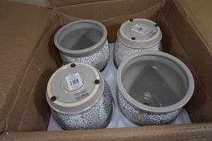lot 220 image: NEW Southern Patio 7 Ceramic Farrah Planters - 4 Pack