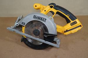lot 238 image: DeWalt DC390 6-12 Cordless 18V Circular Saw