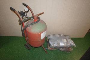 lot 251 image: Central Pneumatic 40 Lb Pressurized Sandblaster with Media