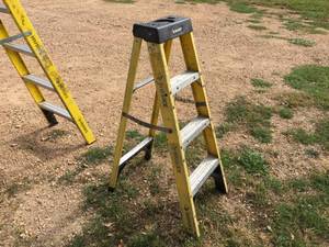 lot 52 image: Husky 4 Fiberglass Folding Ladder
