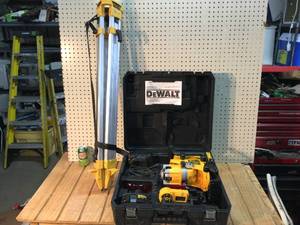 lot 81 image: Dewalt DW073 Cordless Rotary Laser with Tripod