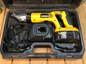 lot 84 image: Dewalt DC490 18v Cordless Swivel-Head Shear