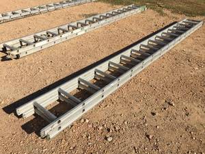 lot 114 image: 32 Aluminum Extension Ladder