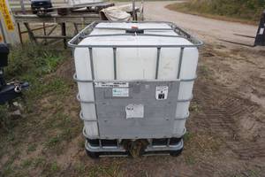 Poly Liquid Storage Container With Pallet Base