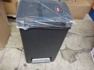 lot 86 image: Rubbermaid 12.4 Gallon Garage Can...