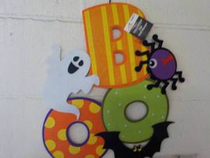 lot 186 image: Halloween Dcor...