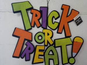 lot 187 image: Halloween Dcor...