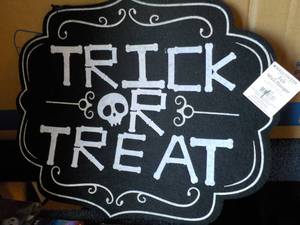 lot 188 image: Halloween Dcor...