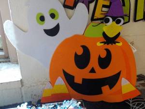 lot 189 image: Halloween Dcor...