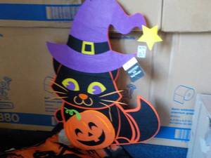 lot 190 image: Halloween Dcor...