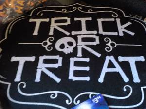 lot 193 image: Halloween Dcor...